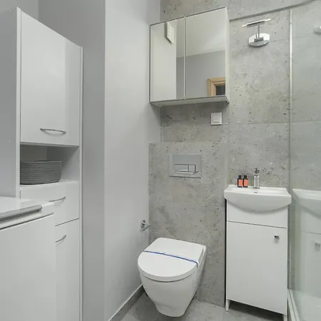 Stylish Near Hala Arena By Renters Apartment
